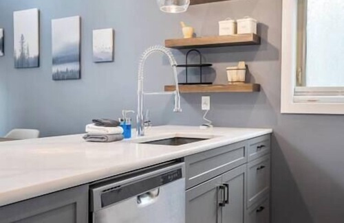 East Kootenay House | "Serenity Shores" Mins to Lake |King Bed |10 Guests