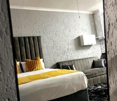 Lone Hill Apartment | Serenity Suite in Sandton Dine and Unwind