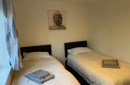 Worcester Apartment | Serviced Accommodation 2 bed house III