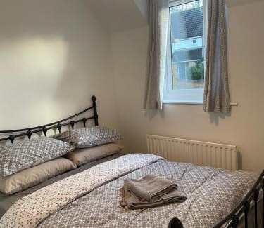 Worcester Apartment | Serviced Accommodation 2 bed house III