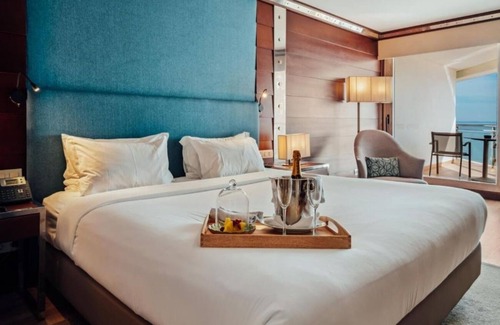 Santiago Hotel | Sesimbra Oceanfront Hotel | Ocean View Suite | Indoor & Outdoor Pools