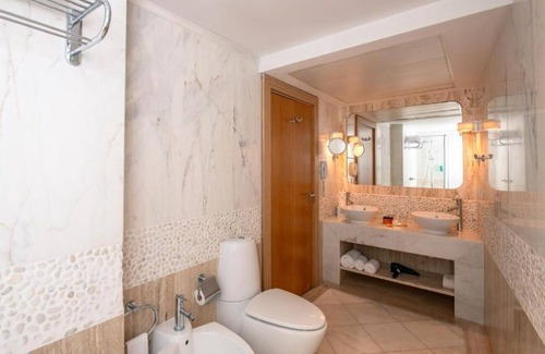 Santiago Hotel | Sesimbra Oceanfront Hotel | Ocean View Premium Suite | Onsite Pools | Restaurant