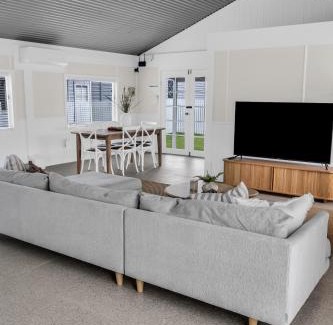 Broadwater House | Settlers Cottage and Settle Inn