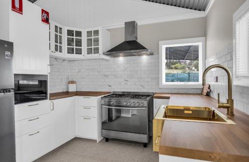 Broadwater House | Settlers Cottage and Settle Inn