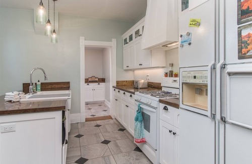 Panguitch House | Seven Gables 5 bedroom /4 bathroom sleeps 14 in beds