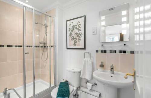 Norwich House | Seven Space Central Town House with Parking