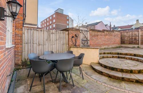 Norwich House | Seven Space Central Town House with Parking