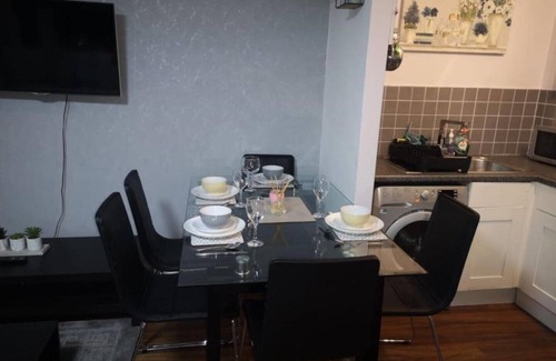Watford Apartment | Seven Suites - Beautiful 2-Bed Apartment with Parking