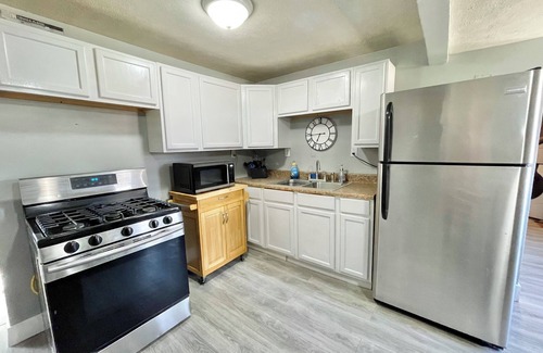 Herrin House | Seventeenth Street 2-bedroom 1 bath house with AC, WiFi in Herrin