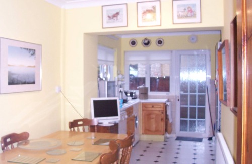 Baglan House | Sha's Pad, BOOKING BY ROOM, ROOM 3, SINGLE - shared shower room with 1 other