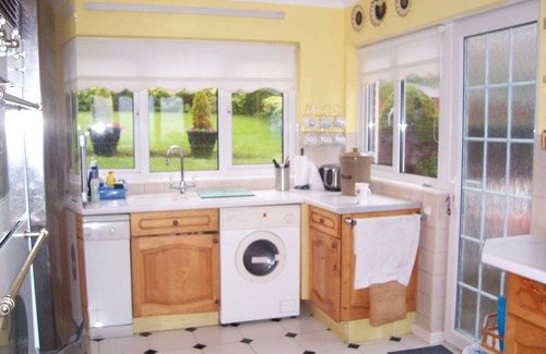 Baglan House | Sha's Pad, BOOKING BY ROOM, ROOM 3, SINGLE - shared shower room with 1 other