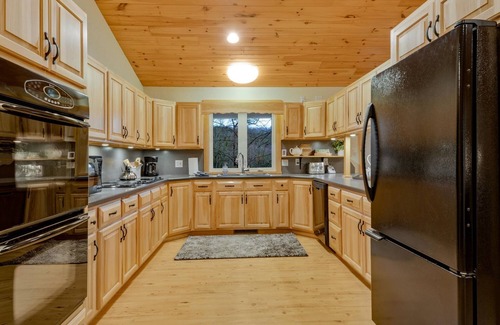 Blairs Mills Cabin | SHADE MOUNTAIN RETREAT ★ CEDAR BARREL SAUNA & HOT TUB! ★ 28 ACRES ★ SLEEPS 20