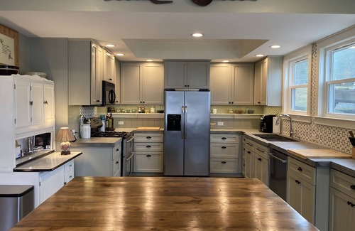 Little Kowaliga House | Shady Flat Fenced Yard, Pet-Friendly, Kayak, 3000 SF, 5 King BR's + Bunkroom