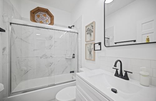 Shadyside House | Shadyside, Pittsburgh !D Modern and Bright Private Bedroom with Shared Bathroom