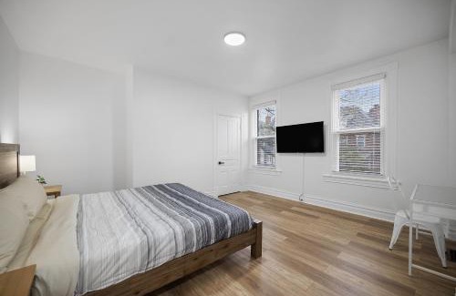 Shadyside House | Shadyside, Pittsburgh !F Modern and Bright Private Bedroom with Shared Bathroom