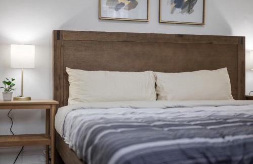 Shadyside House | Shadyside, Pittsburgh !F Modern and Bright Private Bedroom with Shared Bathroom