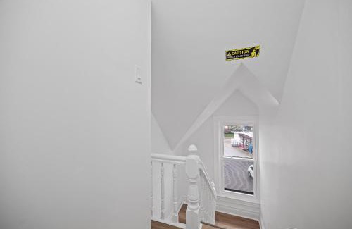 Shadyside House | Shadyside, Pittsburgh !F Modern and Bright Private Bedroom with Shared Bathroom
