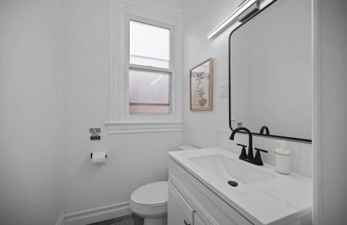 Shadyside House | Shadyside, Pittsburgh !F Modern and Bright Private Bedroom with Shared Bathroom