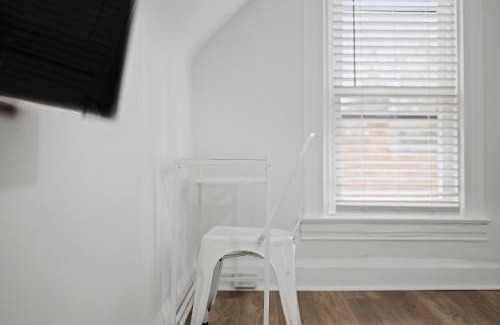 Shadyside House | Shadyside, Pittsburgh !G Modern and Bright Private Bedroom with Shared Bathroom