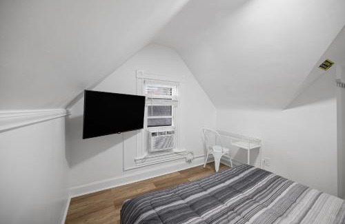 Shadyside House | Shadyside, Pittsburgh !H Modern and Bright Private Bedroom with Shared Bathroom