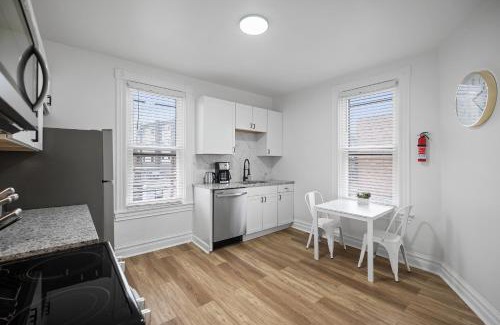 Shadyside House | Shadyside, Pittsburgh !H Modern and Bright Private Bedroom with Shared Bathroom