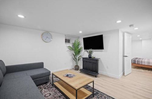 Shadyside Apartment | Shadyside, Pittsburgh, Modern and Quiet 1 Bedroom Unit1 with Free Parking