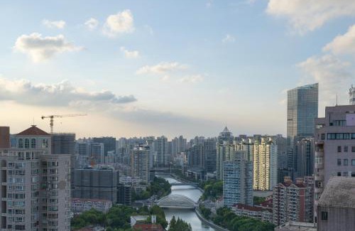 Downtown Shanghai Apartment | Shanghai Yi Du B&B - Near Nanjing West Road commercial district, 350 walk from the Natural History Museum subway