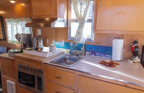 Yucca Valley House | Shasta Trailer: Vintage Charm, Modern Comfort Pool