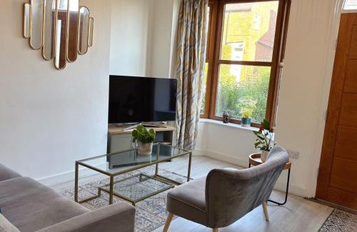 Hillsborough House | Sheffield 3-bedroom house with free street parking
