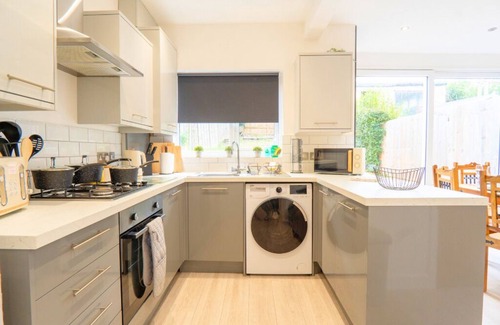 Bloxwich House | Sheldon House 3 bedrooms Next to the Airport, NEC & Resorts World