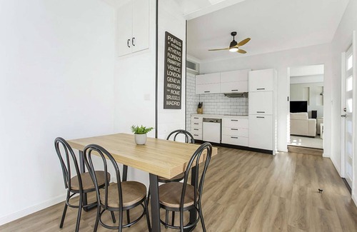 Shellharbour House | Shellharbour - 4 bedroom house with large pool, walk to beach & Village Cafes