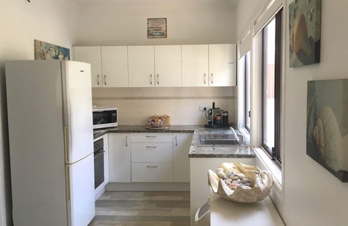 Shellharbour House | Shellharbour Beach Cottage-1 min walk to Flags - 10min walk to Shellcove-REDUCED