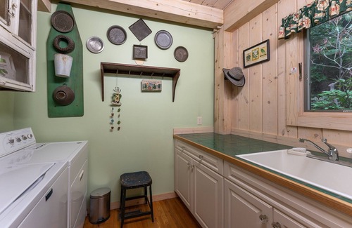 Black Mountain House | Shenandoah | Montreat Cabin with Screened Porch & Deck with Sweeping Views!