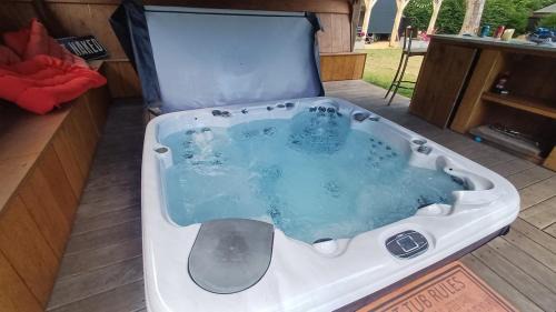 Alton Resort | Shepherd's Huts -at- Chawton Park Bungalow