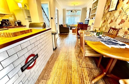 Wormholt and White City House | Shepherds Bush 3 bedroom Town House W12