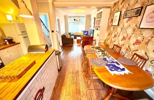 Wormholt and White City House | Shepherds Bush 3 bedroom Town House W12