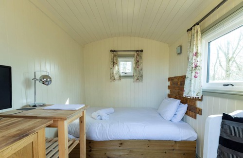 Dilton Marsh Apartment | Shepherds' Hut for Two Florence Near Longleat With Hot Tub