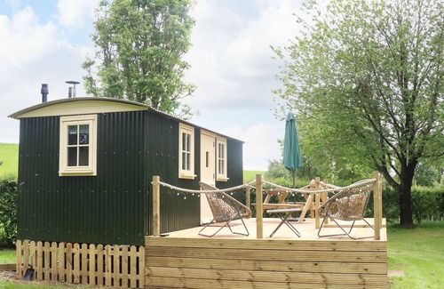 Wing Cottage | SHEPHERDS HUT, pet friendly, with a garden in Brampton, Cumbria