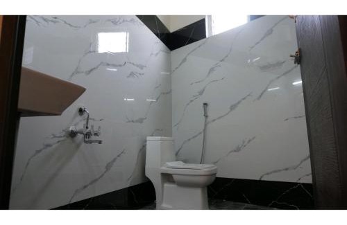 Udumalaipettai Bed & Breakfast | SHI's 5 Room Stay on Munar Road - Udumalpet