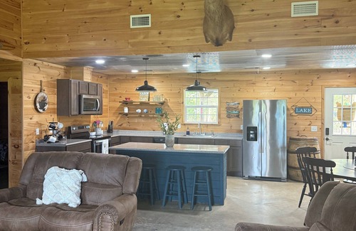 Higden Cabin | Shiloh Place- cozy 3 bedroom cabin.