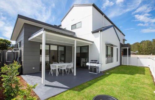 Culburra Beach House | Shiloh Shores - Pet Friendly with Fire Pit - 5 Mins to Beach
