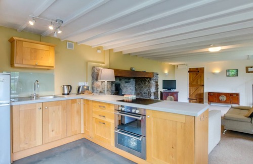 Crynant House | Ship Cottage Annexe - One Bedroom House, Sleeps 4