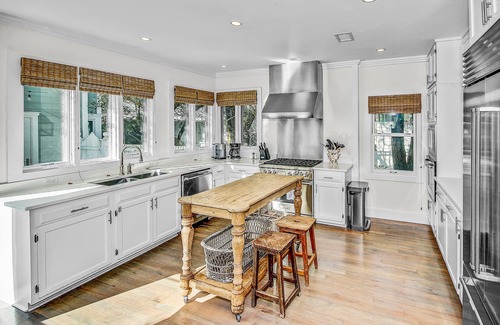 Cottage District House | Short Distance to the White Sandy Beaches, Rendezvous Main House + Carriage in Seaside