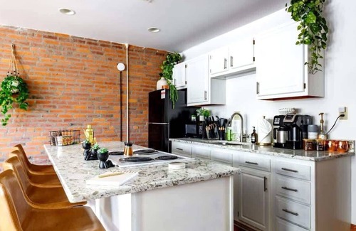 Italian Village Apartment | Short North/Downtown | Right On High St | Walk to Convention Ctr | Free Parking