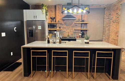 Italian Village House | Short North – Free Parking – King Bed - Convention