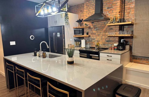 Italian Village House | Short North – Free Parking – King Bed - Convention