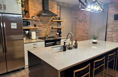 Italian Village House | Short North – Free Parking – King Bed - Convention