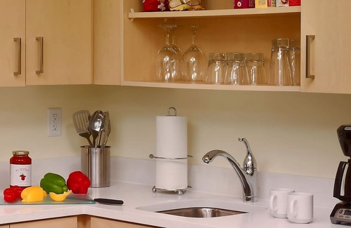 Middleburg Heights Hotel | Short Walk from Lake Abram Marsh! W/Private Kitchen, FREE Parking, Pet-friendly