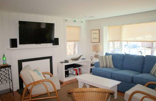 West Harwich House | Short walk to Earle Road Beach or Grey Neck Beach