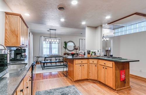 Norman House | Short Walk to OU Campus ~ Easy Access from I-35 ~ Nearby Park ~ Perfect for Groups up to 4!